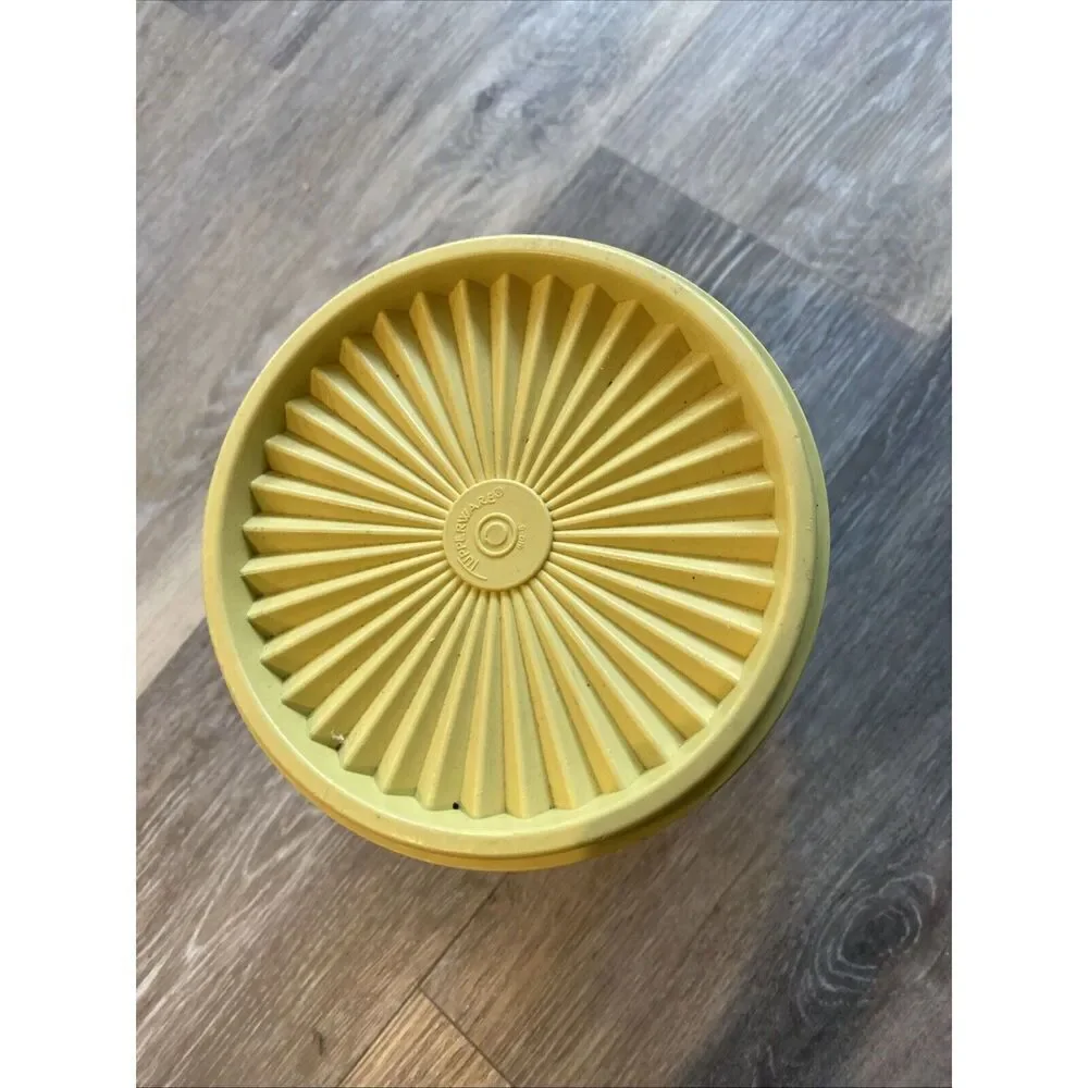 Tupperware canisters servalier